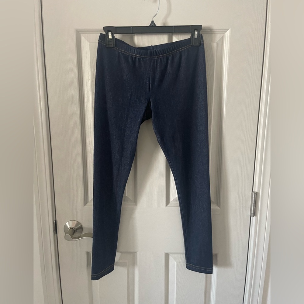 Navy blue leggings.